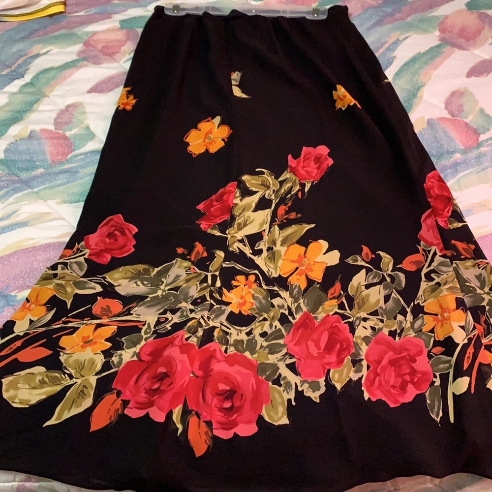 Beautiful silk floral skirt. - Picture 2 of 3